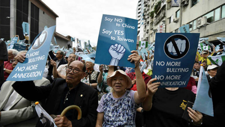 Thousands rally for Taiwan independence vote