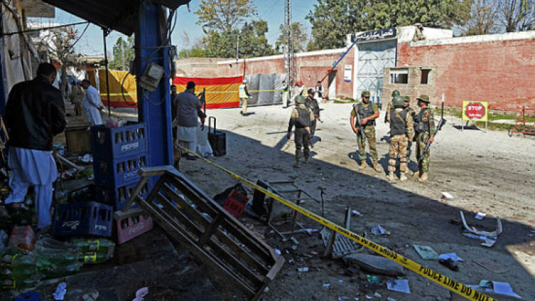 Seven killed as three suicide bombers attack Pakistan court (Updated)