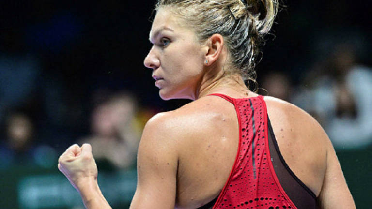 Top-ranked Halep crushes Garcia at WTA Finals