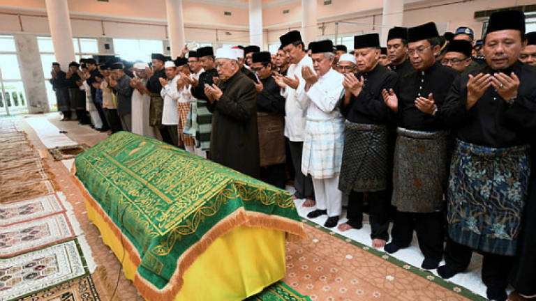 Remains of Tunku Deanna laid to rest