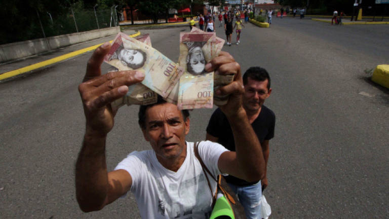 Maduro delays removing currency bills amid crisis, protests