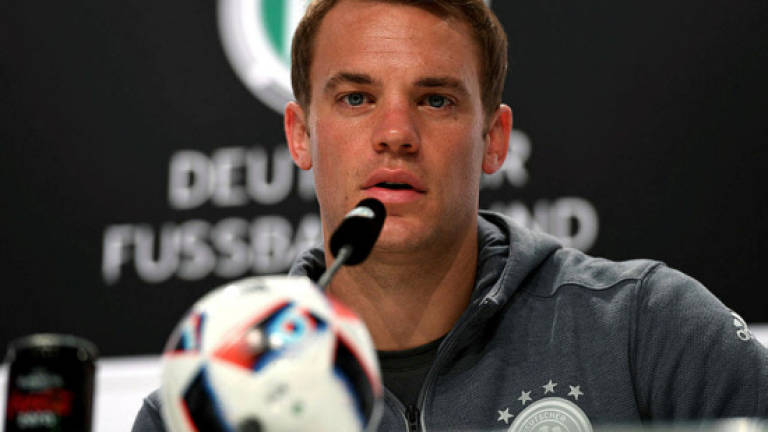 Neuer replaces Lahm as Bayern's captain