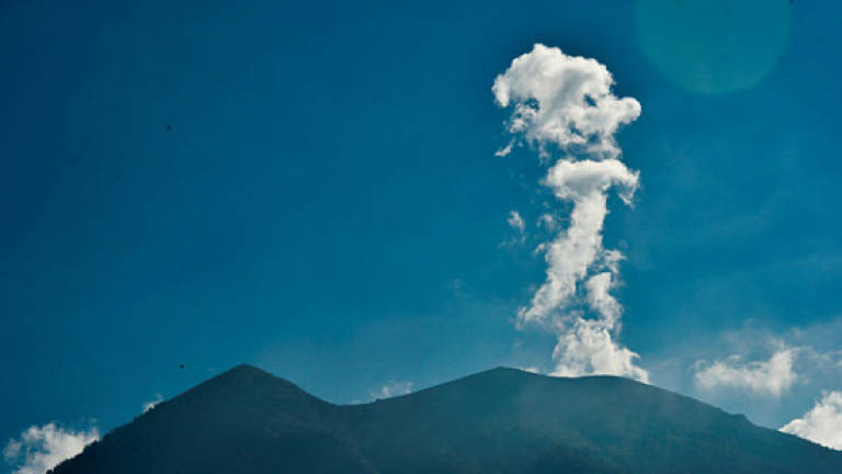 Bali volcano belches steam, sulphur as more evacuees flee