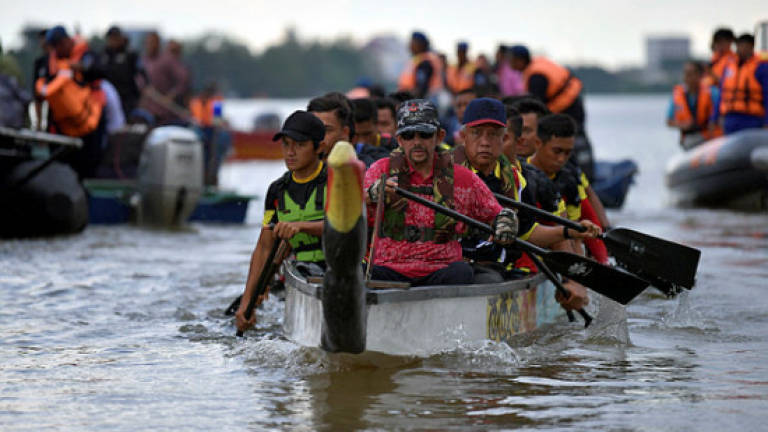 Brunei Sultan joins Sarawak Regatta longboat race