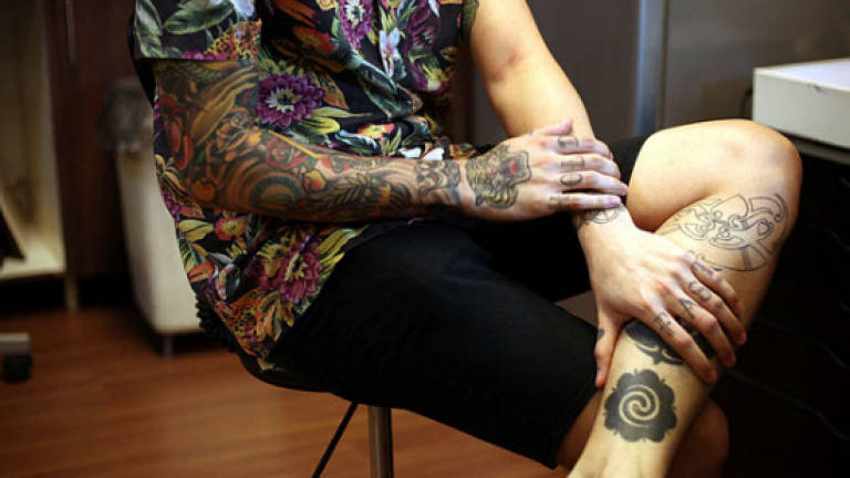 Tattoo ink can seep deep into the body: study