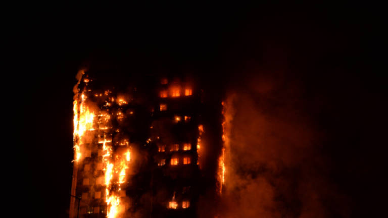 (Video) Fire engulfs tower block in west London (Update 4)