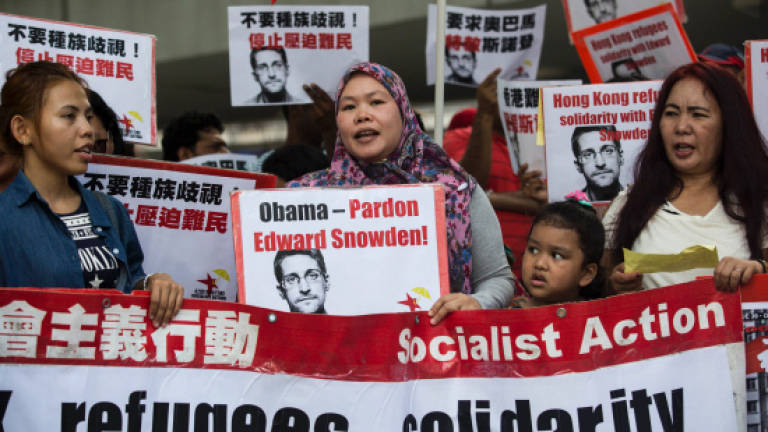 Hong Kong refugees protest to call for Snowden pardon