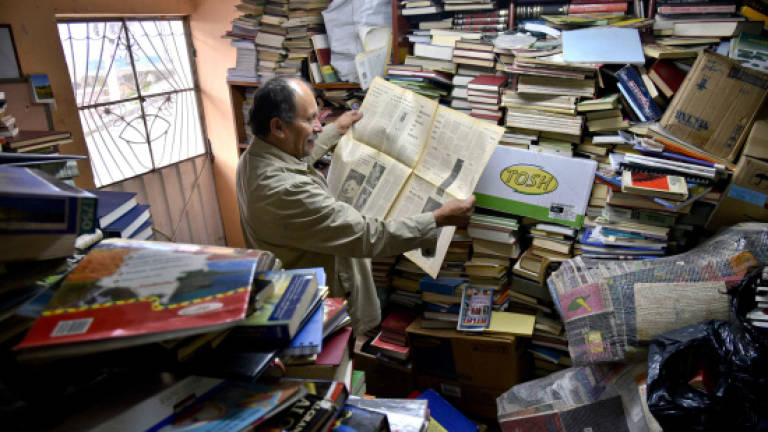 Colombian garbage man builds library from discarded books