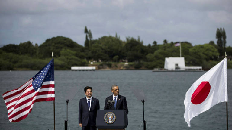 Abe, Obama lay wreaths at Pearl Harbor memorial