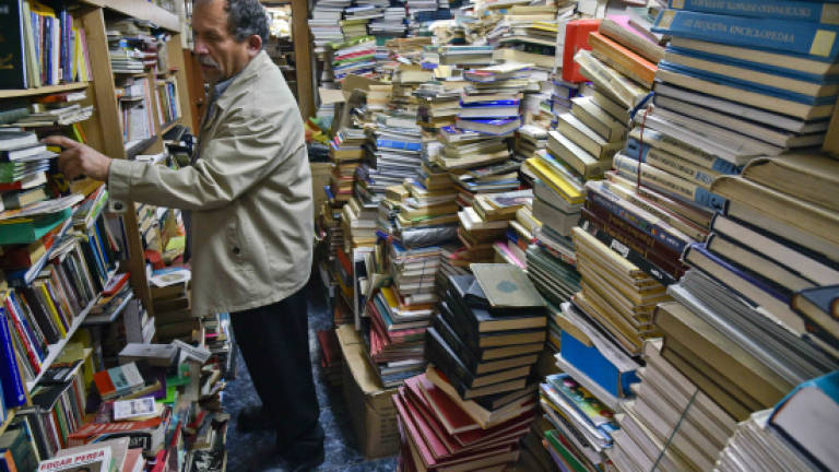 Colombian garbage man builds library from discarded books