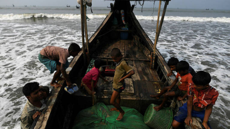 Rohingya refugees land in Myanmar as escape boat breaks up