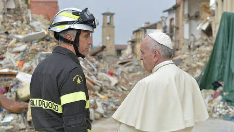 Pope in surprise visit to quake-hit Italian village