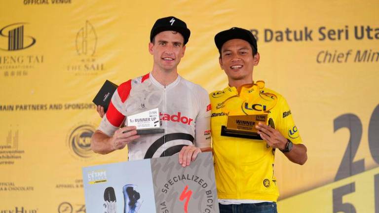 Mohd Hafidz Abd Hamid (right) clinches 1st place in the L’Etape Melaka Specialised 140km Elite Wave – Men category, with a time of 03:20:31.56, followed closely by South Africa’s Matthew Brittain with a time of 03:20:31.57.