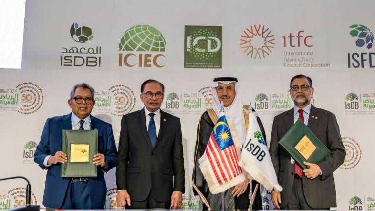 Perdana Menteri Datuk Seri Anwar Ibrahim dan Presiden IsDB Dr Muhammad Al Jasser menyaksikan pemeteraian memorandum persefahaman antara Suruhanjaya Sekuriti Malaysia dan IsDB/BERNAMApix