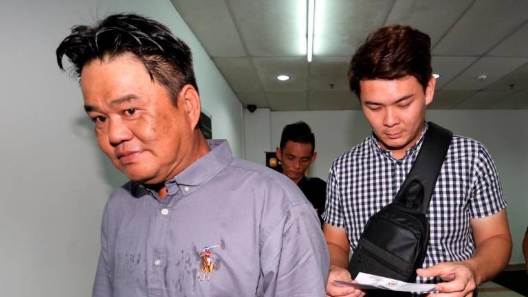 Tan Hock Lai, 45, (tengah) dan Chia Vui Chan, 30, (kanan) mengaku bersalah di hadapan Hakim Datuk Che Wan Zaidi Che Wan Ibrahim sementara Wong Wai Heng, 47, (kiri)/BERNAMAPix