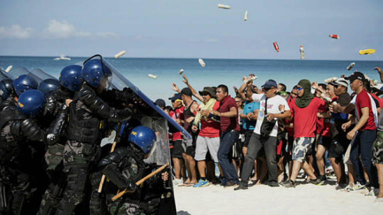 Philippines police hold riot drills as Boracay closure challenged
