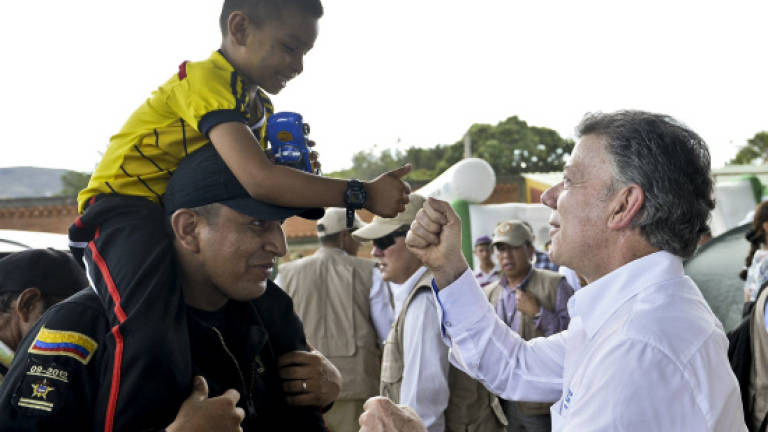 Colombian president tours tense border city