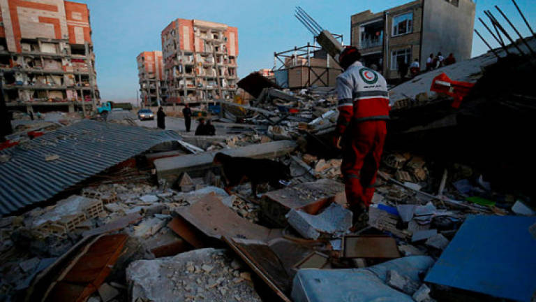 Iran hunts for survivors as quake kills 400 near Iraq border (Updated)
