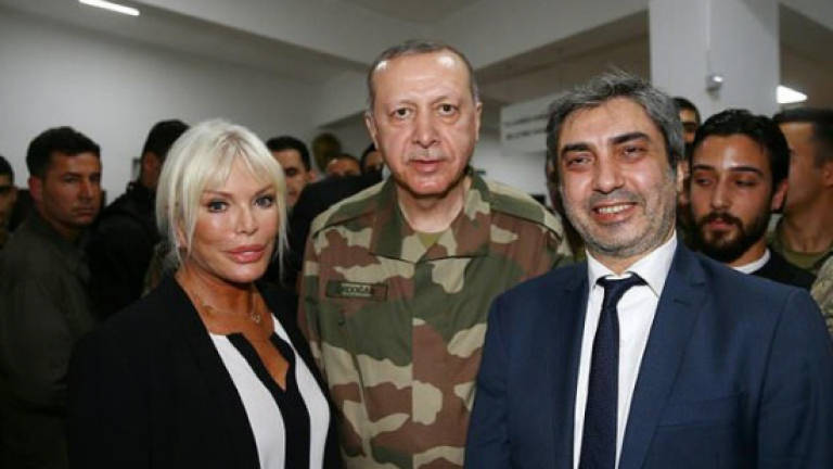 Controversy over Turkish celebrities' Syria border trip Controversy over Turkish celebrities' Syria border trip