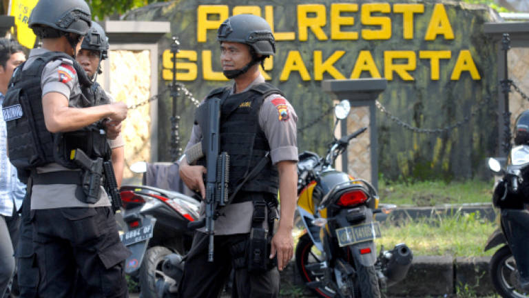 IS-linked suicide bomber hits Indonesia police station