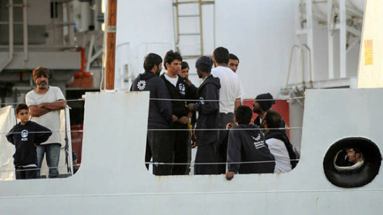 450 migrants stranded at sea as Italy, Malta dig heels in