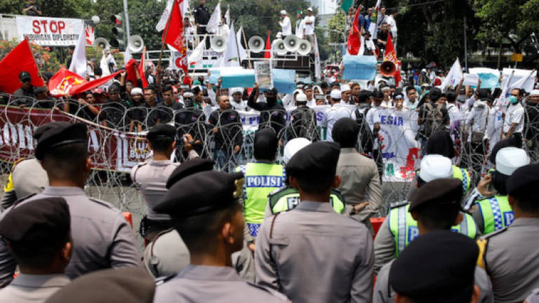 Thousands of Indonesian Muslims protest against Myanmar