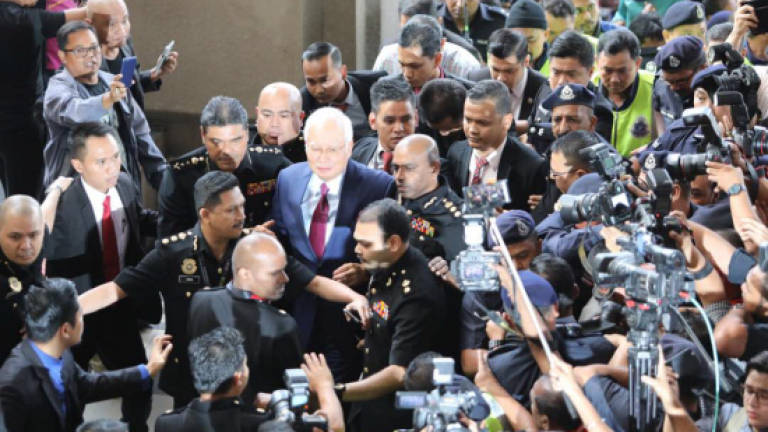 Heated argument between Najib supporters and police