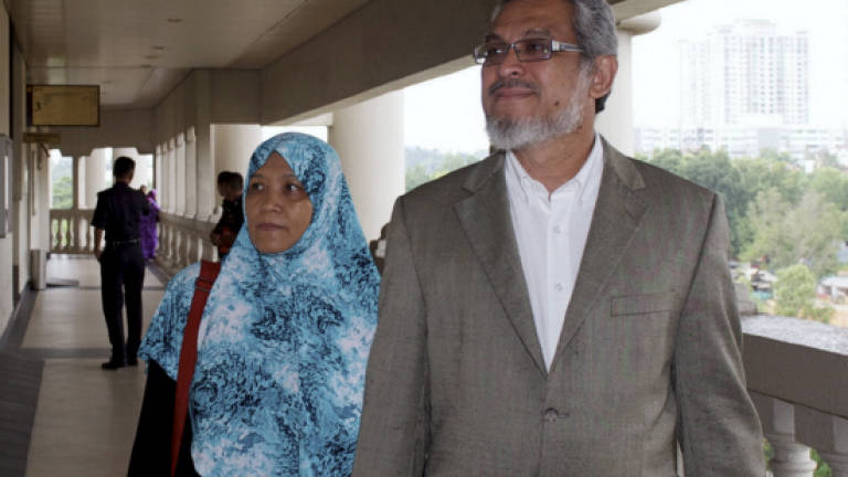 Khalid Samad menaced by a group of men in court complex