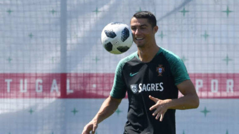 'Can't compare Messi and Ronaldo', says Portugal's Silva