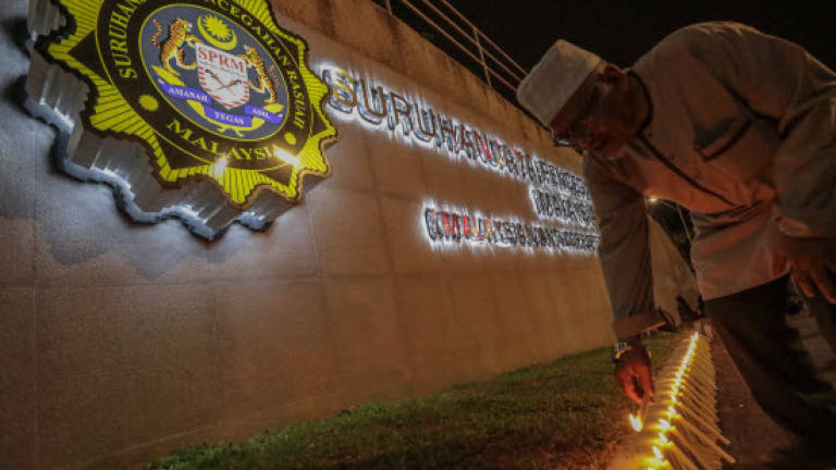 50 Najib supporters light candles in front of MACC headquarters