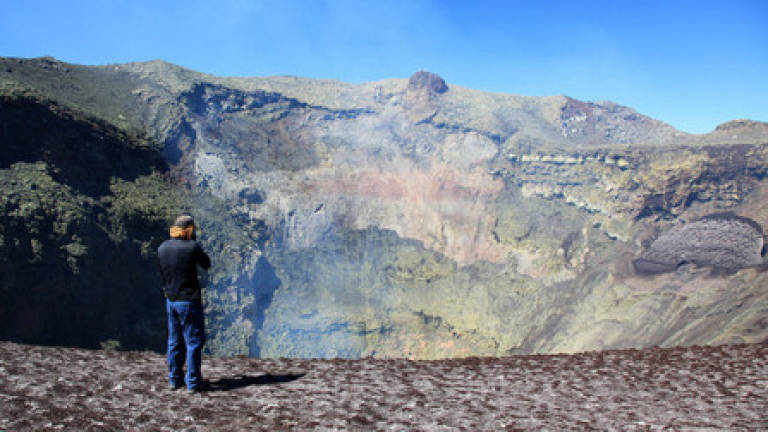Volcano fever: Battle with Chile's giant Villarrica