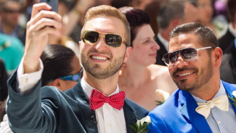 Mass gay wedding in Toronto for 115 couples