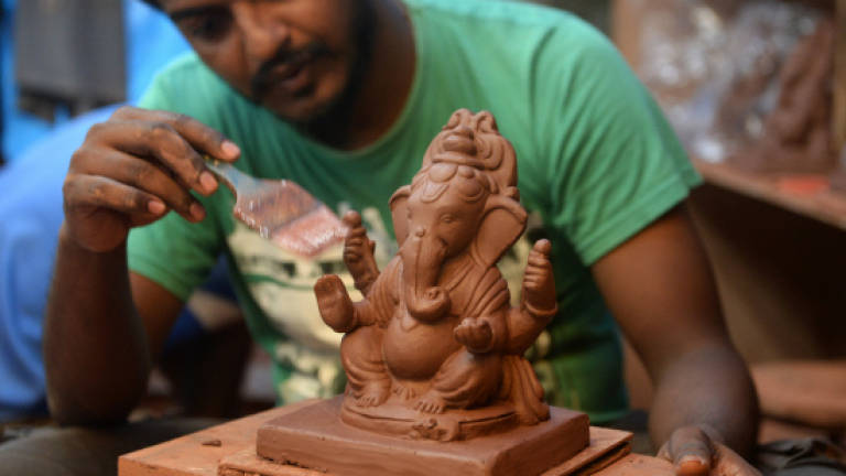 Indian artist creates green version of elephant idol