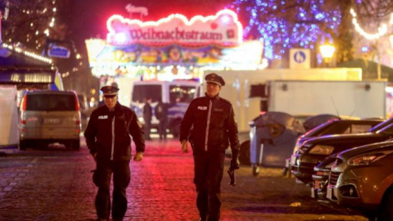 Search for suspect after German Christmas market bomb scare