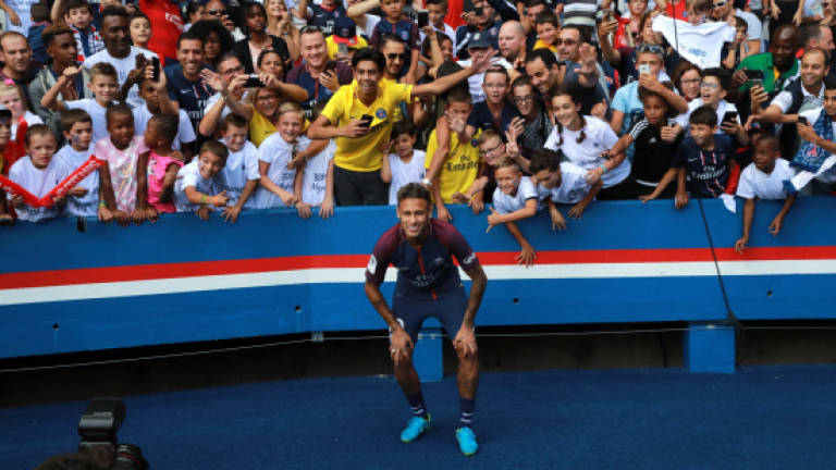 Fans hail Neymar as PSG stroll to opening win