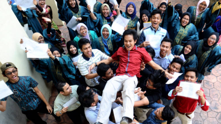 Fewer students score straight A's for SPM 2014 Fewer students score straight A's for SPM 2014