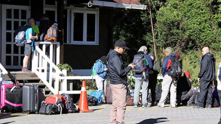 Mountain guides stay calm, control situation in second quake