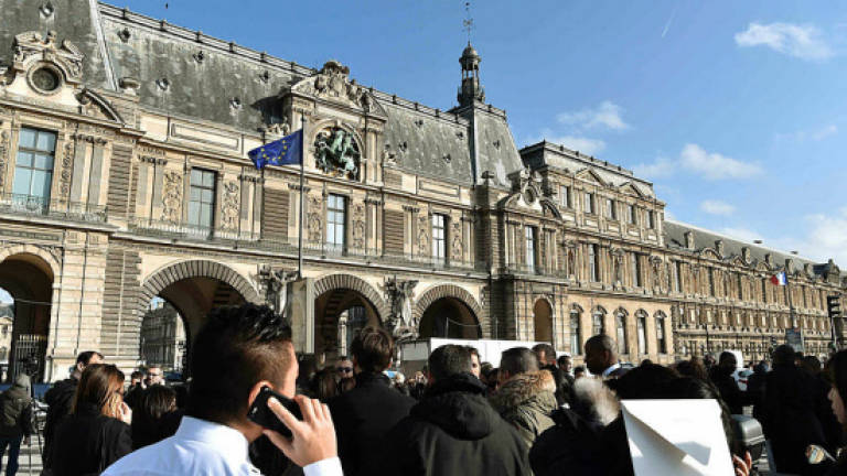 Machete attacker shot at Louvre in Paris