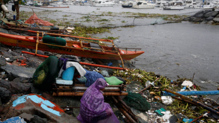 Thousands flee as typhoon flogs Philippines