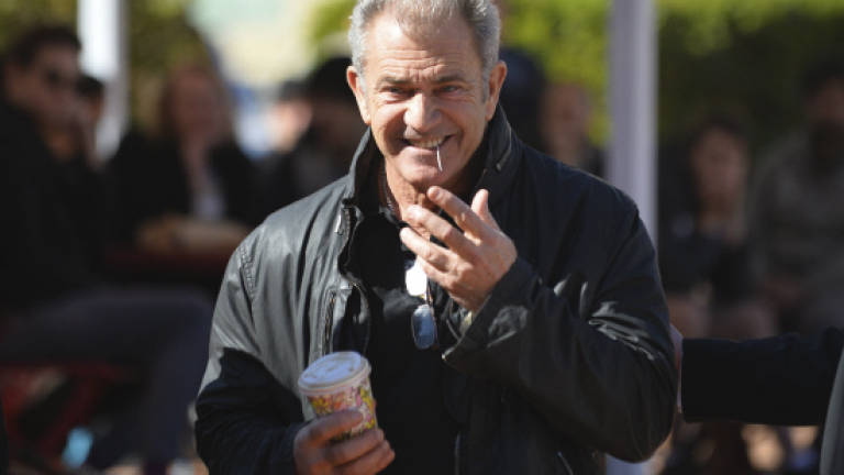 Mel Gibson denies abusing female photographer