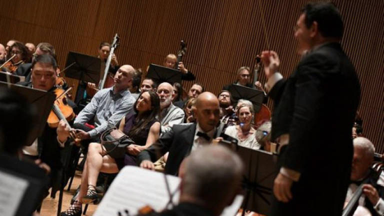 Seeking new audience, conductor turns orchestra 'inside out'