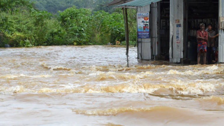 Floods, landslides kill 100 in Sri Lanka