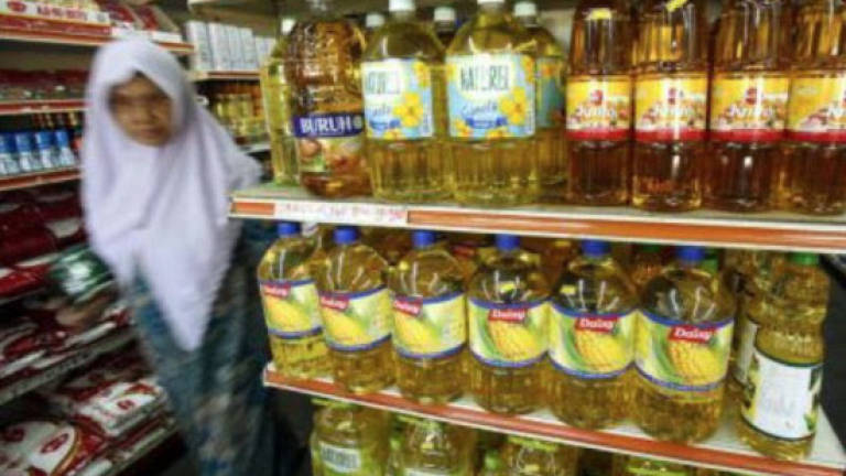 Malaysian subsidised cooking oil easily available in Siamese towns