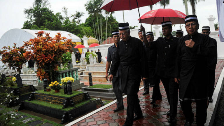 Najib visits grave of Sultan Abdul Halim