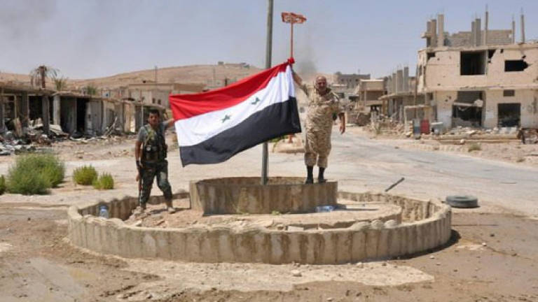 Syria army encircles IS jihadists in desert
