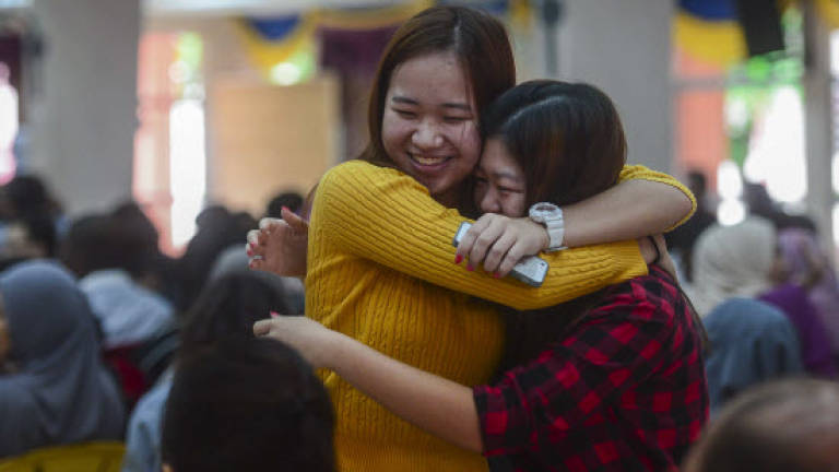 Fewer students score straight A's for SPM 2014 Fewer students score straight A's for SPM 2014