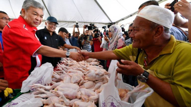 Zahid offers essential goods at giveaway prices in Bagan Datuk
