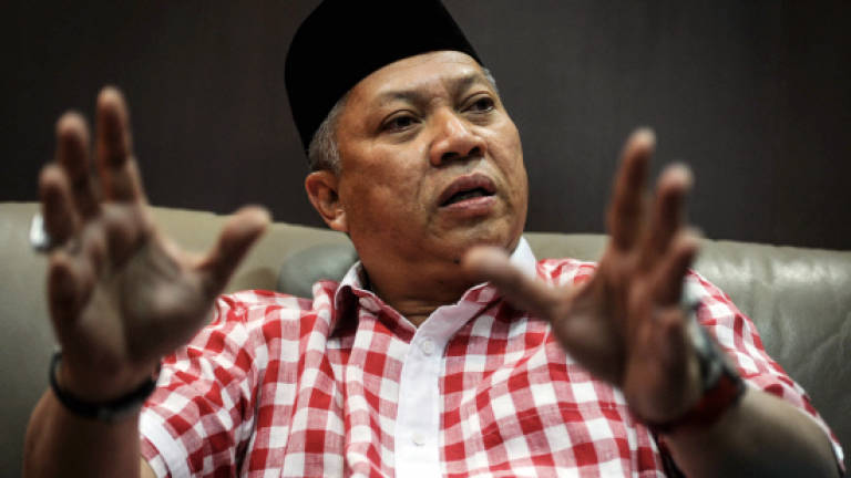 Annuar Musa remains as Umno information chief for now: Najib (Updated)