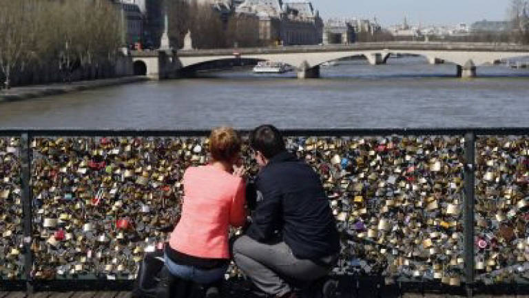 Paris installs glass panels in a test to end love locks