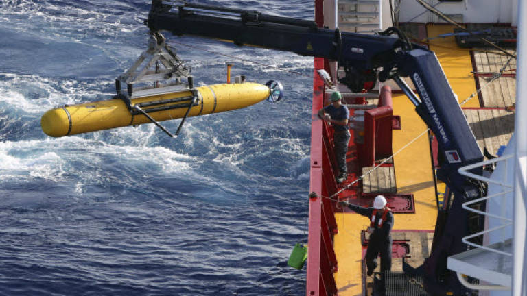 Sub dives deeper in hunt for missing MH370